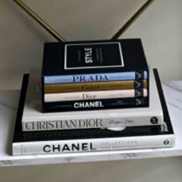 📕Little Guides to Style: The Story of Four Iconic Fashion Houses Set of 4 Books - Picture 3 of 3
